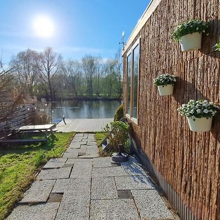 Het Witte Chalet Aan Het Water Van Monumentaal Fort Ooltgensplaat Экстерьер фото