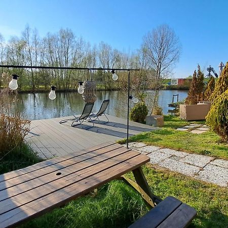 Het Witte Chalet Aan Het Water Van Monumentaal Fort Ooltgensplaat Экстерьер фото