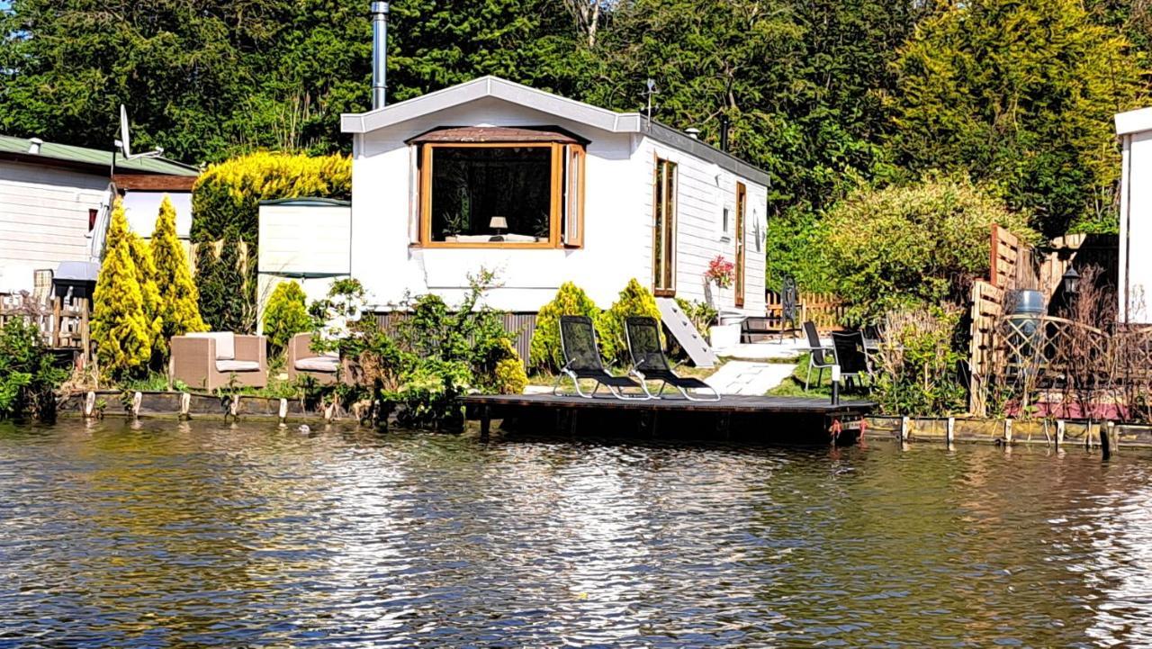 Het Witte Chalet Aan Het Water Van Monumentaal Fort Ooltgensplaat Экстерьер фото