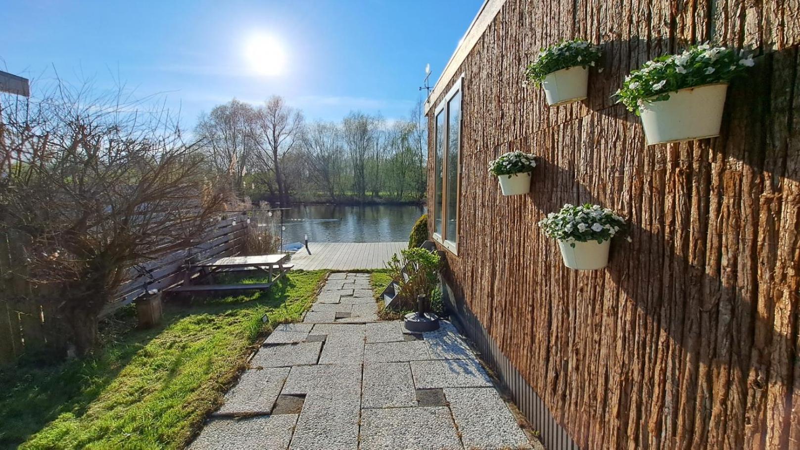 Het Witte Chalet Aan Het Water Van Monumentaal Fort Ooltgensplaat Экстерьер фото